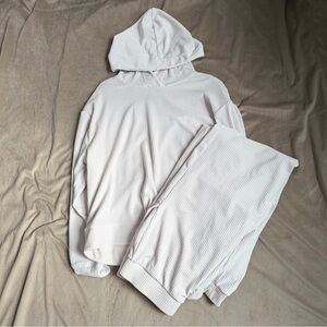 Avia White Lounge Set